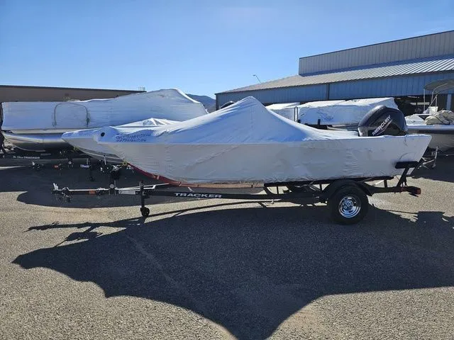 The Image of Tracker Pro Guide V-16 WT 2026 - 1