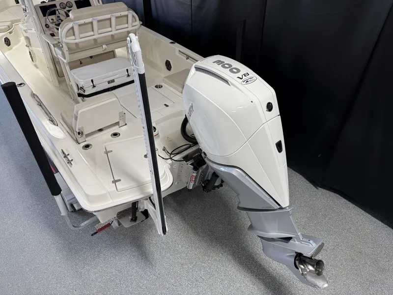 Slide: The Image of Boston Whaler 250 Dauntless 2026 - 10