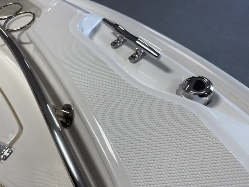 Slide: The Image of Boston Whaler 250 Dauntless 2026 - 103