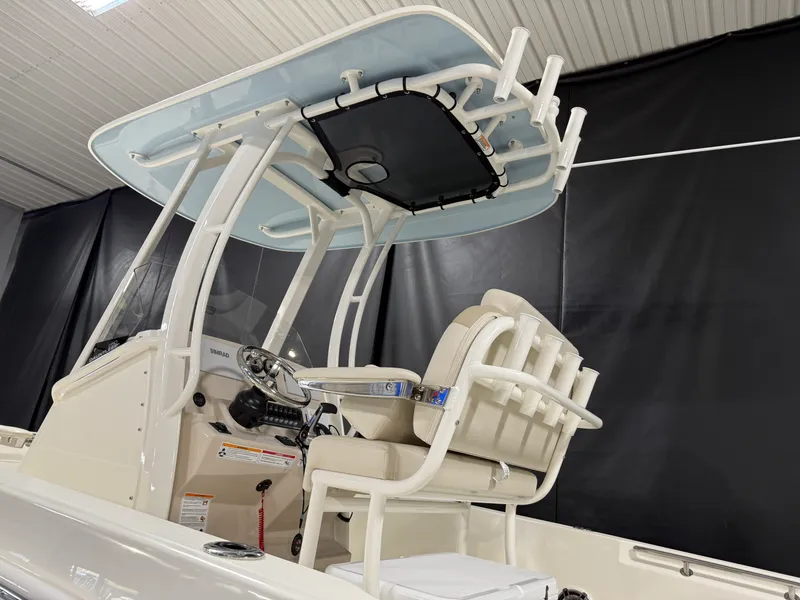 Slide: The Image of Boston Whaler 250 Dauntless 2026 - 116