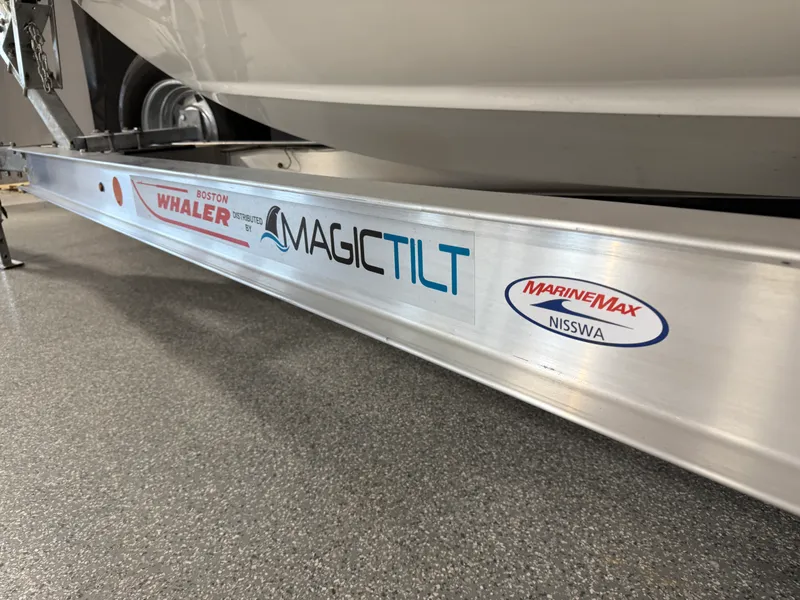 Slide: The Image of Boston Whaler 250 Dauntless 2026 - 121