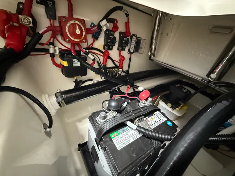 Slide: The Image of Boston Whaler 250 Dauntless 2026 - 22