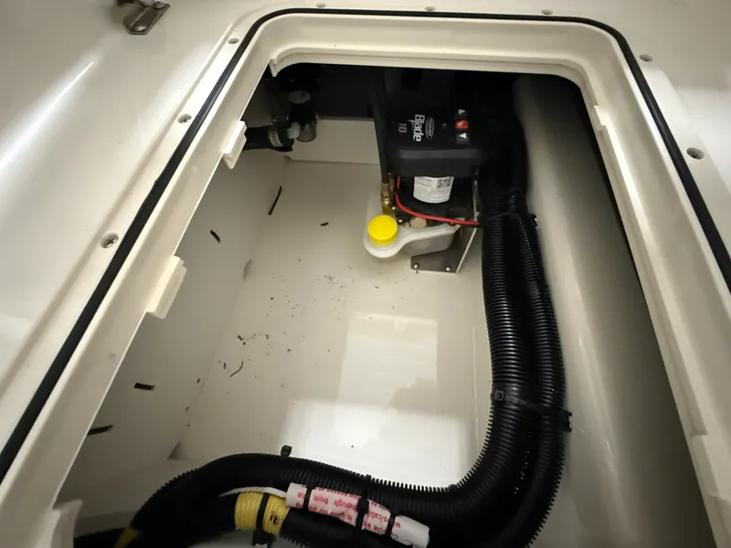 Slide: The Image of Boston Whaler 250 Dauntless 2026 - 26