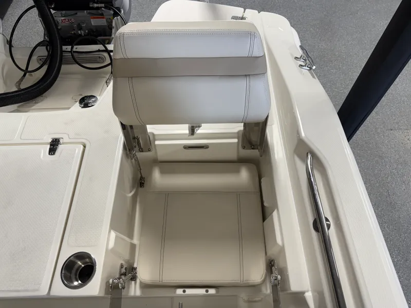 Slide: The Image of Boston Whaler 250 Dauntless 2026 - 27