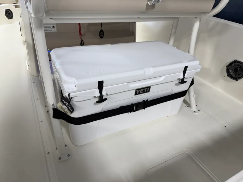 Slide: The Image of Boston Whaler 250 Dauntless 2026 - 42