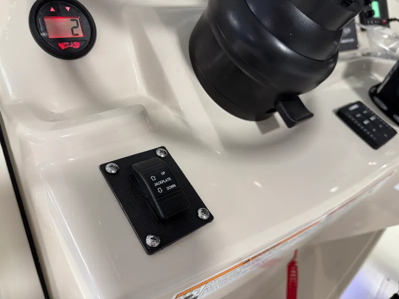 Slide: The Image of Boston Whaler 250 Dauntless 2026 - 50