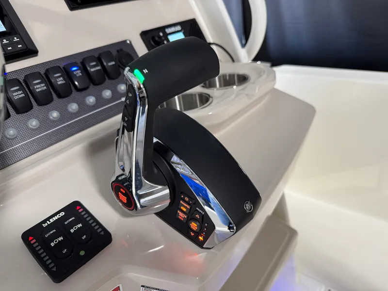 Slide: The Image of Boston Whaler 250 Dauntless 2026 - 61