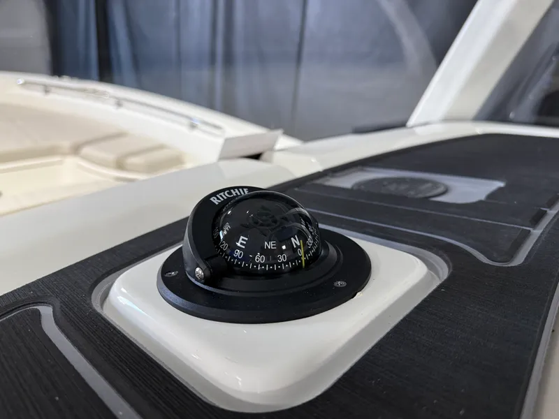 Slide: The Image of Boston Whaler 250 Dauntless 2026 - 64