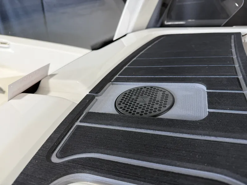 Slide: The Image of Boston Whaler 250 Dauntless 2026 - 65