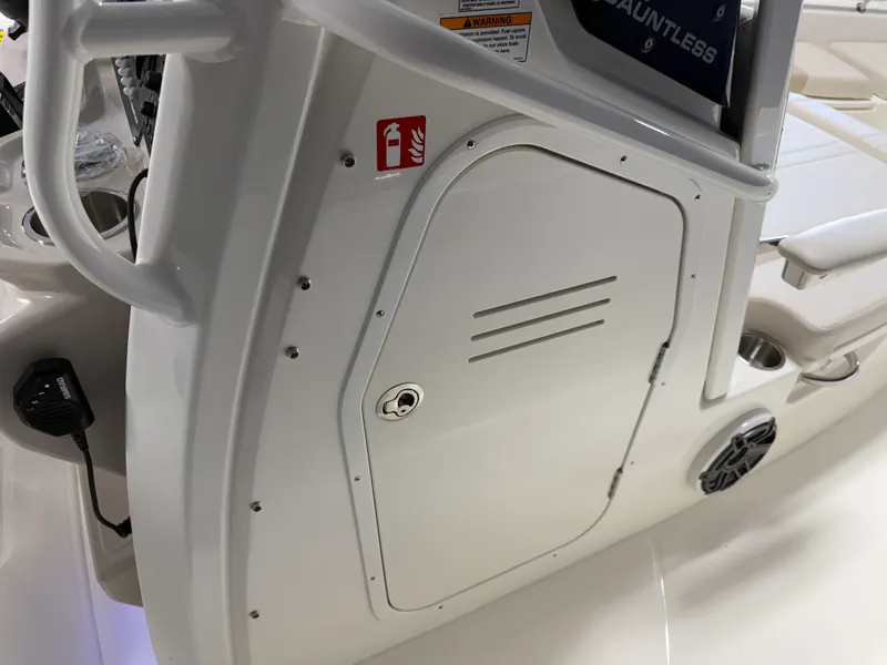 Slide: The Image of Boston Whaler 250 Dauntless 2026 - 70