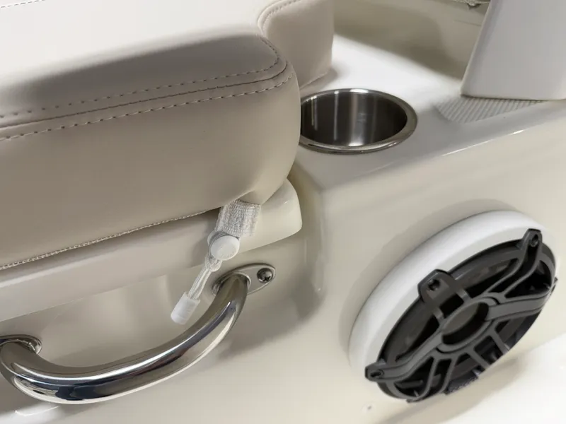 Slide: The Image of Boston Whaler 250 Dauntless 2026 - 85