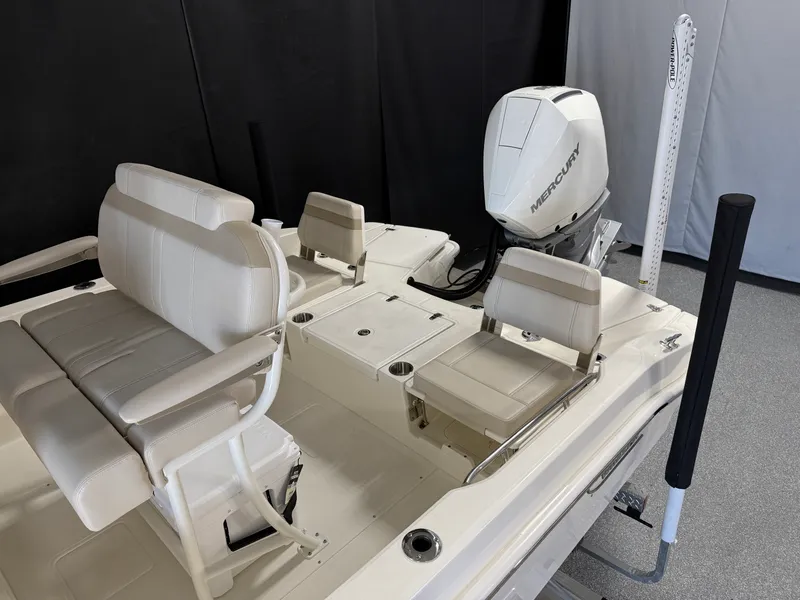 Slide: The Image of Boston Whaler 250 Dauntless 2026 - 9