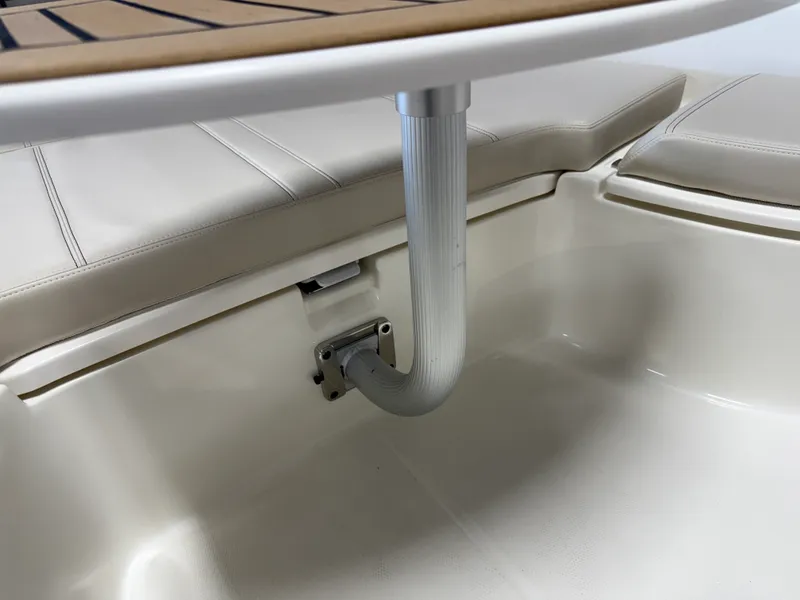 Slide: The Image of Boston Whaler 250 Dauntless 2026 - 93