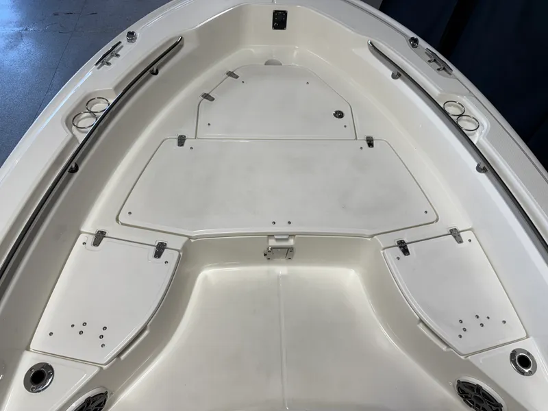 Slide: The Image of Boston Whaler 250 Dauntless 2026 - 98