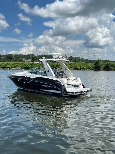 Slide: The Image of Monterey 335 Sport Yacht 2015 - 23