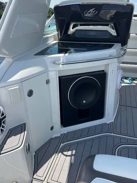 Slide: The Image of Monterey 335 Sport Yacht 2015 - 26