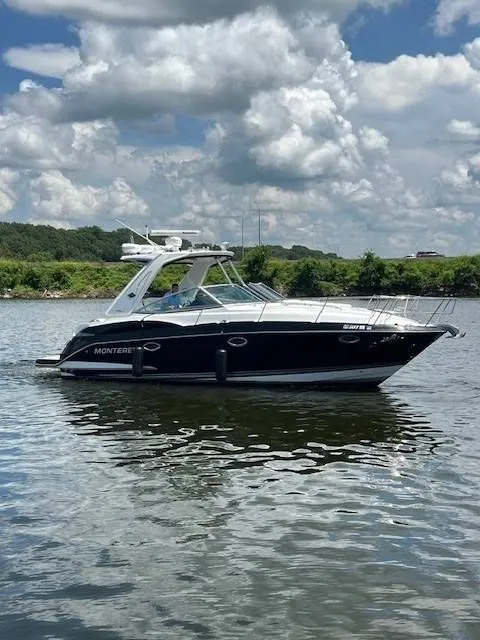 Slide: The Image of Monterey 335 Sport Yacht 2015 - 9