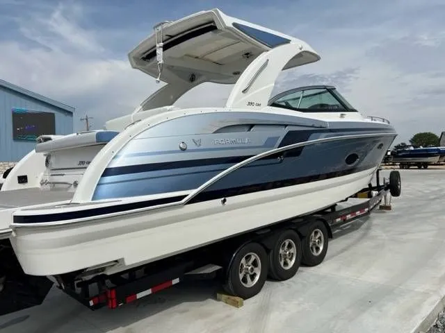 Slide: The Image of Formula Boats 350 Crossover Bowrider 2023 - 3