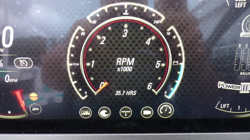 Slide: The Image of Malibu Wakesetter 23 LSV 2022 - 12