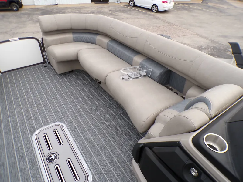 Slide: The Image of Premier 270 Intrigue RF 2024 - 12