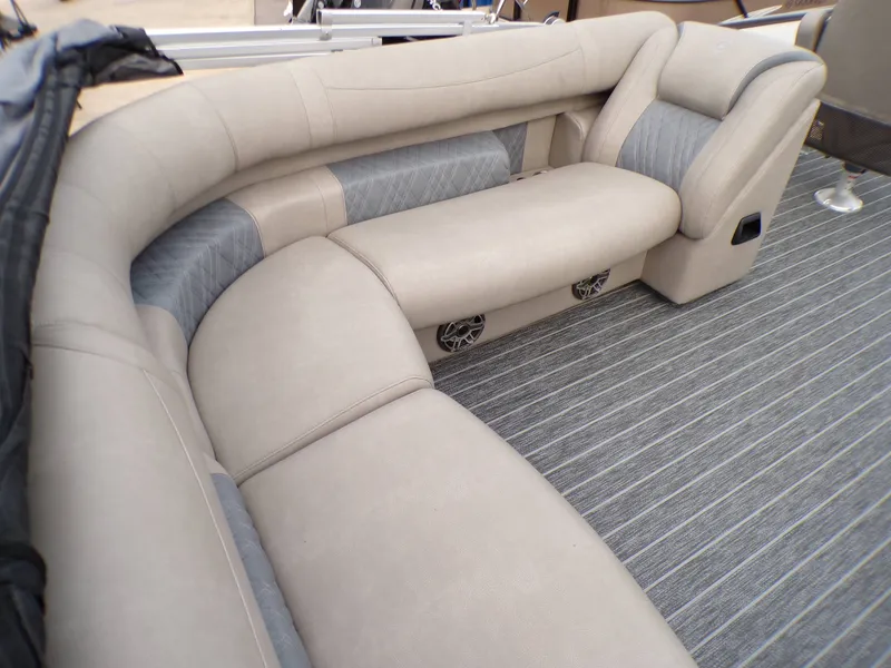 Slide: The Image of Premier 270 Intrigue RF 2024 - 17