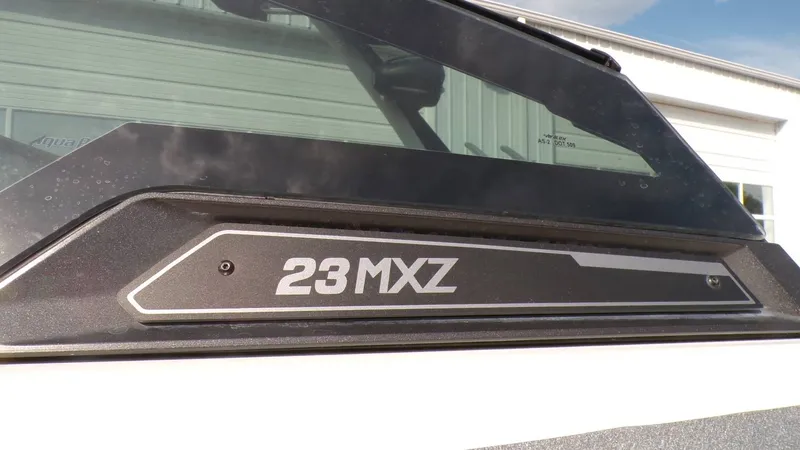 Slide: The Image of Malibu Wakesetter 23 MXZ 2022 - 17