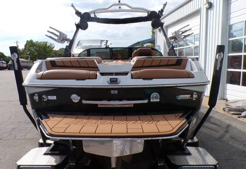 Slide: The Image of Malibu Wakesetter 23 MXZ 2022 - 4
