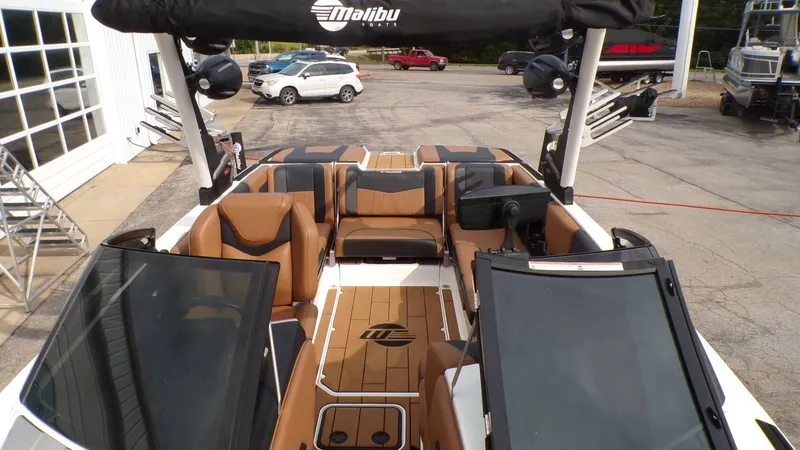 Slide: The Image of Malibu Wakesetter 23 MXZ 2022 - 8