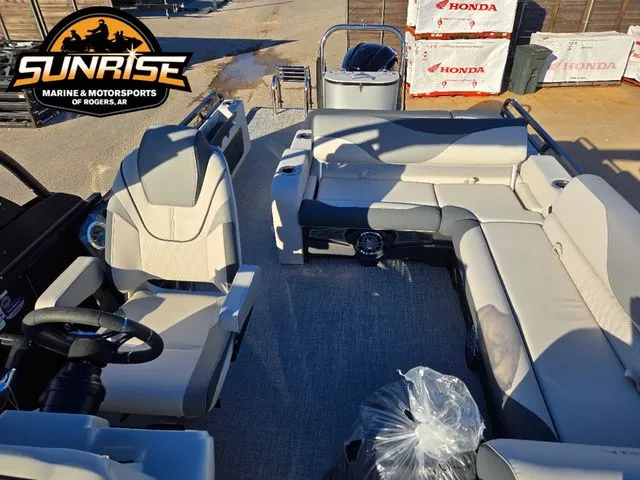 Slide: The Image of Avalon 23' LSZ VRB WINDSHIELD 2026 - 10