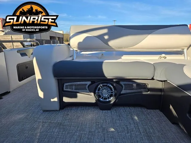 Slide: The Image of Avalon 23' LSZ VRB WINDSHIELD 2026 - 13