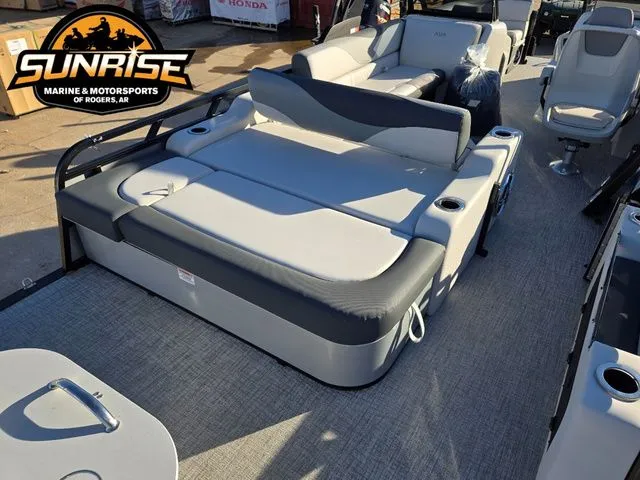 Slide: The Image of Avalon 23' LSZ VRB WINDSHIELD 2026 - 14