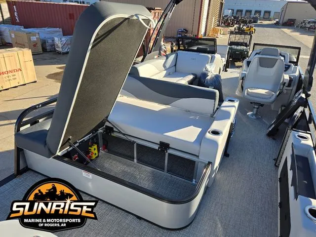 Slide: The Image of Avalon 23' LSZ VRB WINDSHIELD 2026 - 15