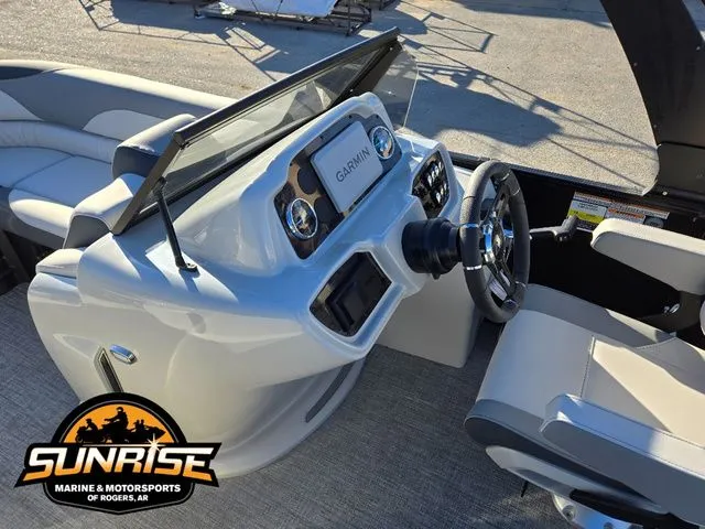 Slide: The Image of Avalon 23' LSZ VRB WINDSHIELD 2026 - 8