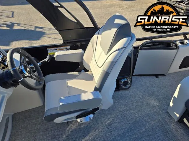 Slide: The Image of Avalon 23' LSZ VRB WINDSHIELD 2026 - 9