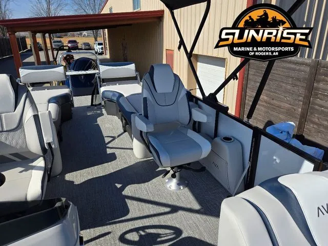 Slide: The Image of Avalon 27' LSZ QUAD LOUNGER SHIFT 2026 - 10