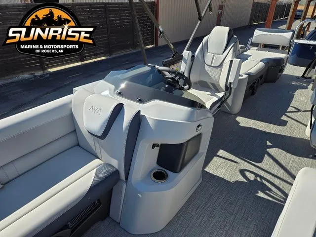 Slide: The Image of Avalon 27' LSZ QUAD LOUNGER SHIFT 2026 - 11
