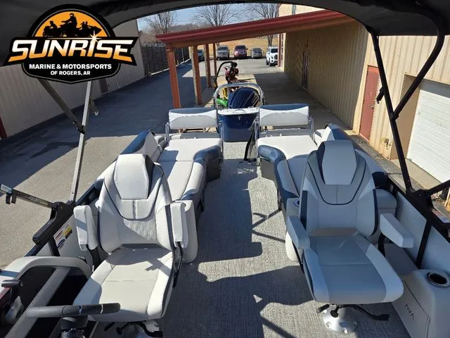 Slide: The Image of Avalon 27' LSZ QUAD LOUNGER SHIFT 2026 - 12