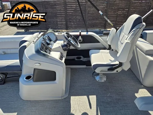 Slide: The Image of Avalon 27' LSZ QUAD LOUNGER SHIFT 2026 - 13