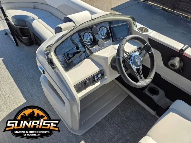 Slide: The Image of Avalon 27' LSZ QUAD LOUNGER SHIFT 2026 - 14