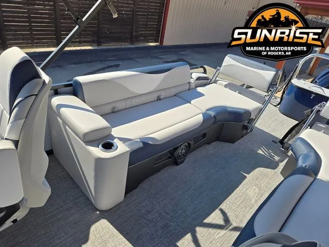 Slide: The Image of Avalon 27' LSZ QUAD LOUNGER SHIFT 2026 - 15