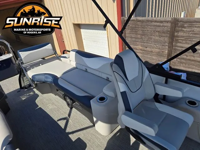 Slide: The Image of Avalon 27' LSZ QUAD LOUNGER SHIFT 2026 - 16