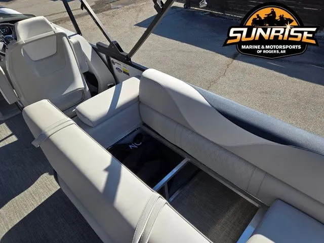 Slide: The Image of Avalon 27' LSZ QUAD LOUNGER SHIFT 2026 - 17