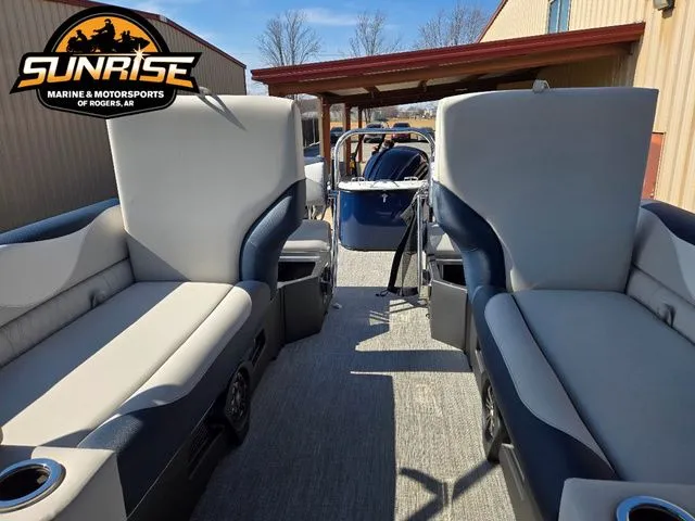 Slide: The Image of Avalon 27' LSZ QUAD LOUNGER SHIFT 2026 - 18