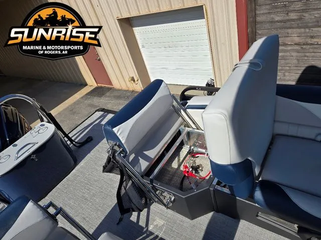 Slide: The Image of Avalon 27' LSZ QUAD LOUNGER SHIFT 2026 - 19