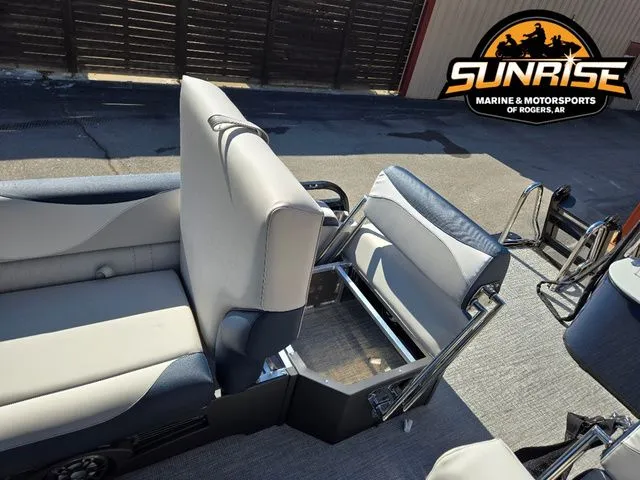 Slide: The Image of Avalon 27' LSZ QUAD LOUNGER SHIFT 2026 - 20