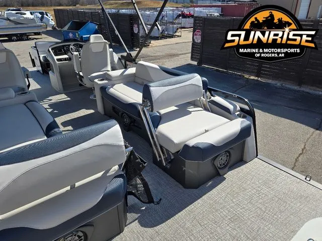 Slide: The Image of Avalon 27' LSZ QUAD LOUNGER SHIFT 2026 - 21