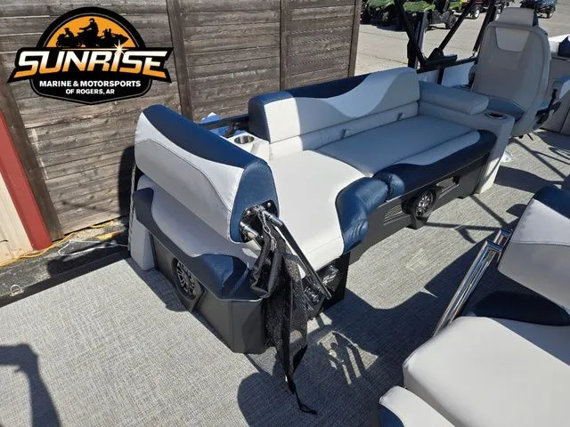 Slide: The Image of Avalon 27' LSZ QUAD LOUNGER SHIFT 2026 - 23