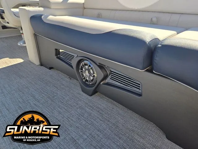 Slide: The Image of Avalon 27' LSZ QUAD LOUNGER SHIFT 2026 - 24