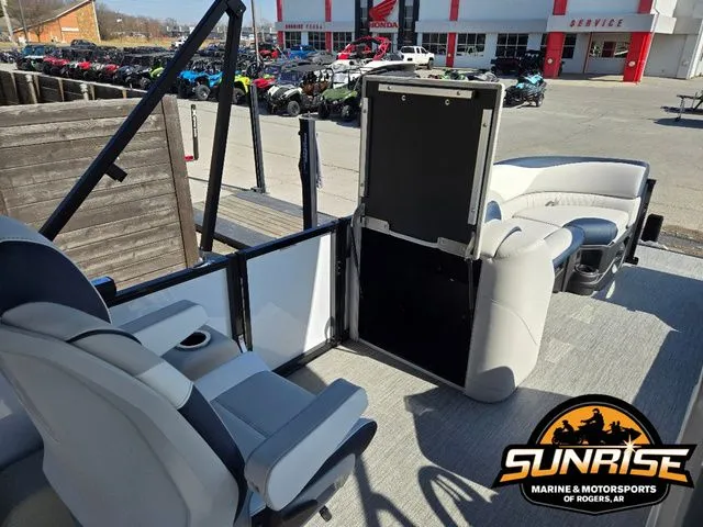 Slide: The Image of Avalon 27' LSZ QUAD LOUNGER SHIFT 2026 - 25