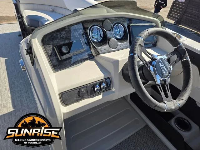 Slide: The Image of Avalon 27' LSZ QUAD LOUNGER SHIFT 2026 - 26